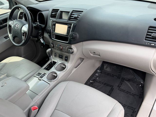 Used 2013 Magnetic Gray Metallic Toyota SE image 29
