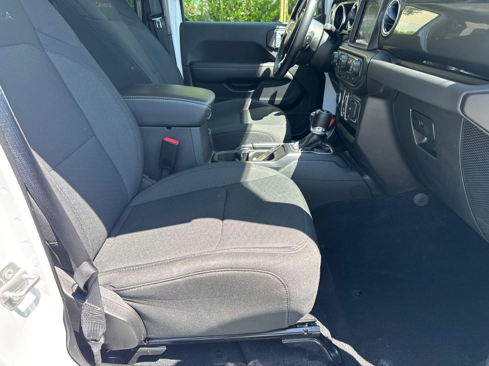 Used 2022 White/off-white Jeep Unlimited Sahara image 13
