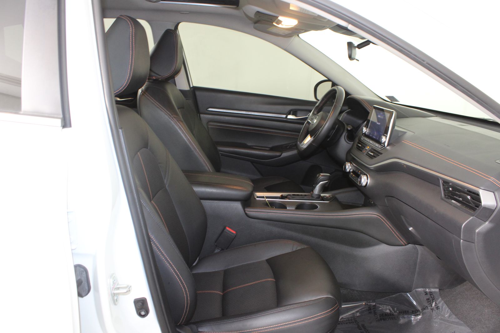Used 2022 White Nissan 2.0 SR image 14