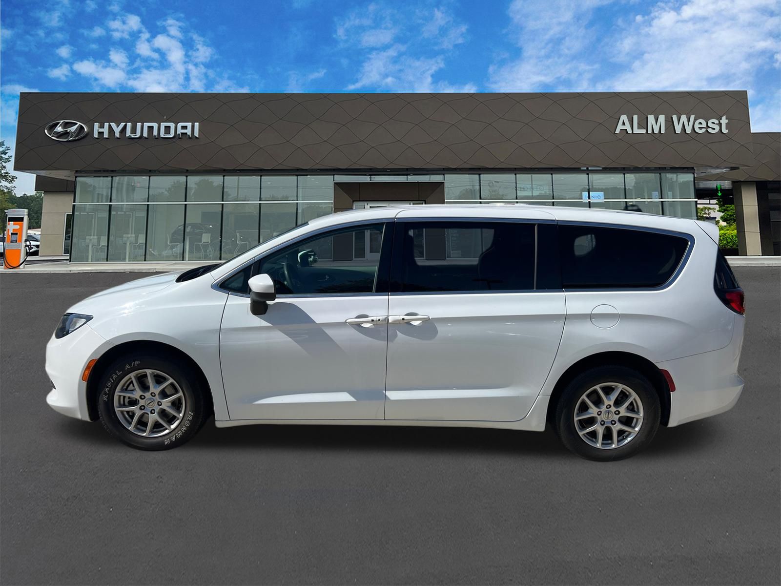 Used 2022 White Chrysler LX image 8