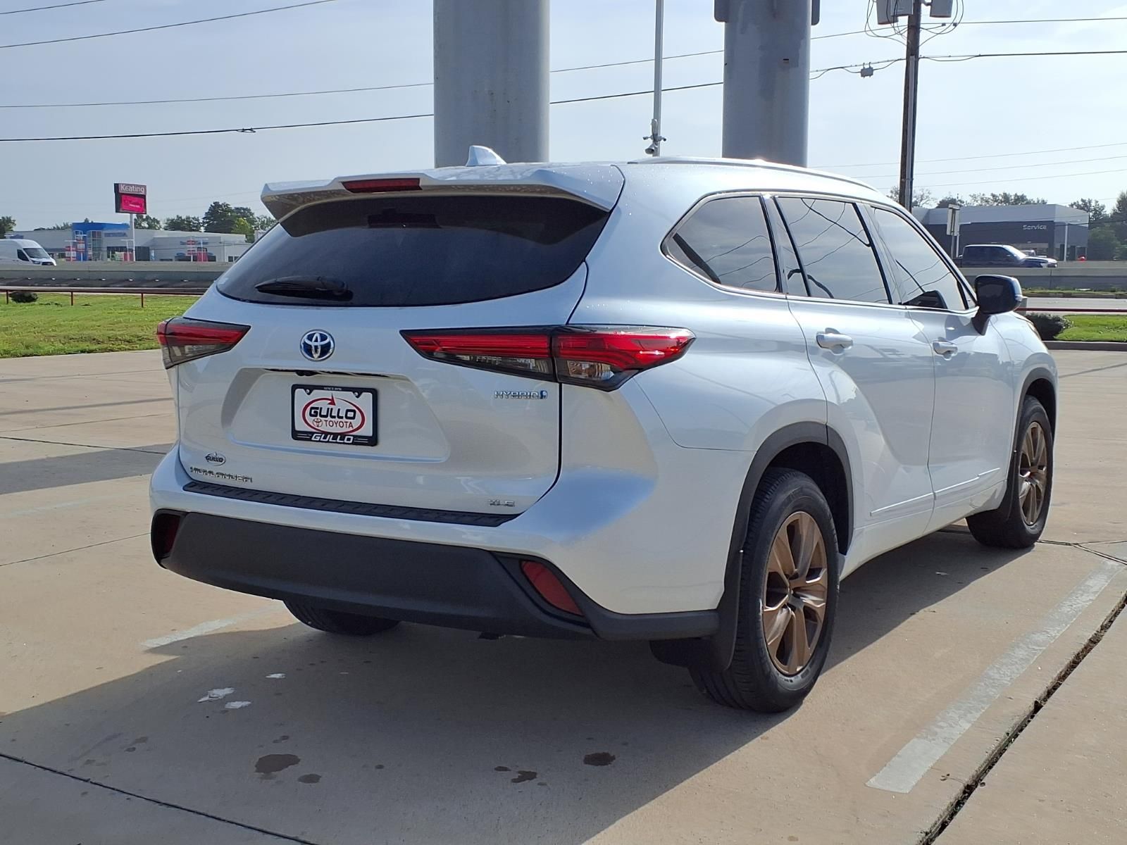 2022 Toyota Highlander Hybrid Bronze Edition Beige at Toyota of Victoria