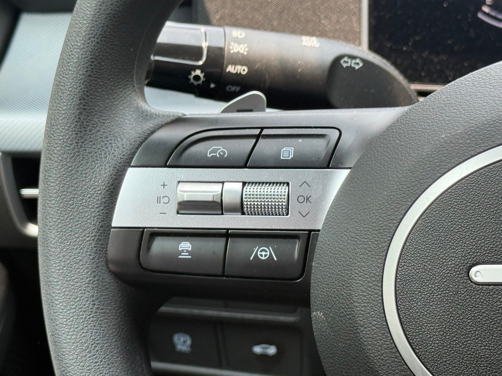 Used 2025 Silver Hyundai SEL image 29