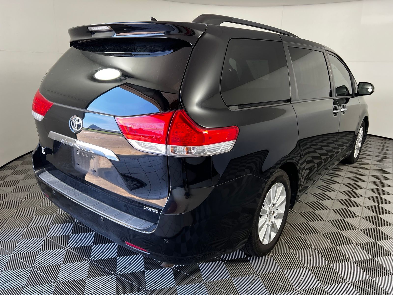 Thumbnail: 2013 Toyota Sienna - 5