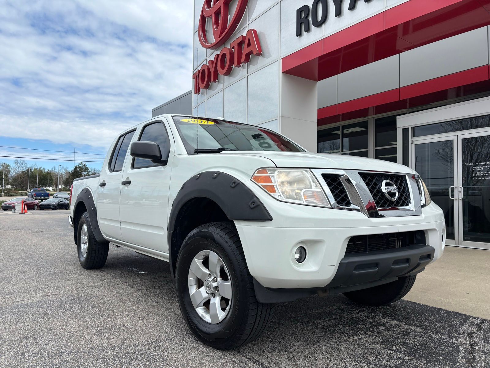 Glacier White 2013 Nissan Frontier SV Crew Cab 4WD Pickup Truck Four-Wheel Drive 5-Speed Automatic Overdrive