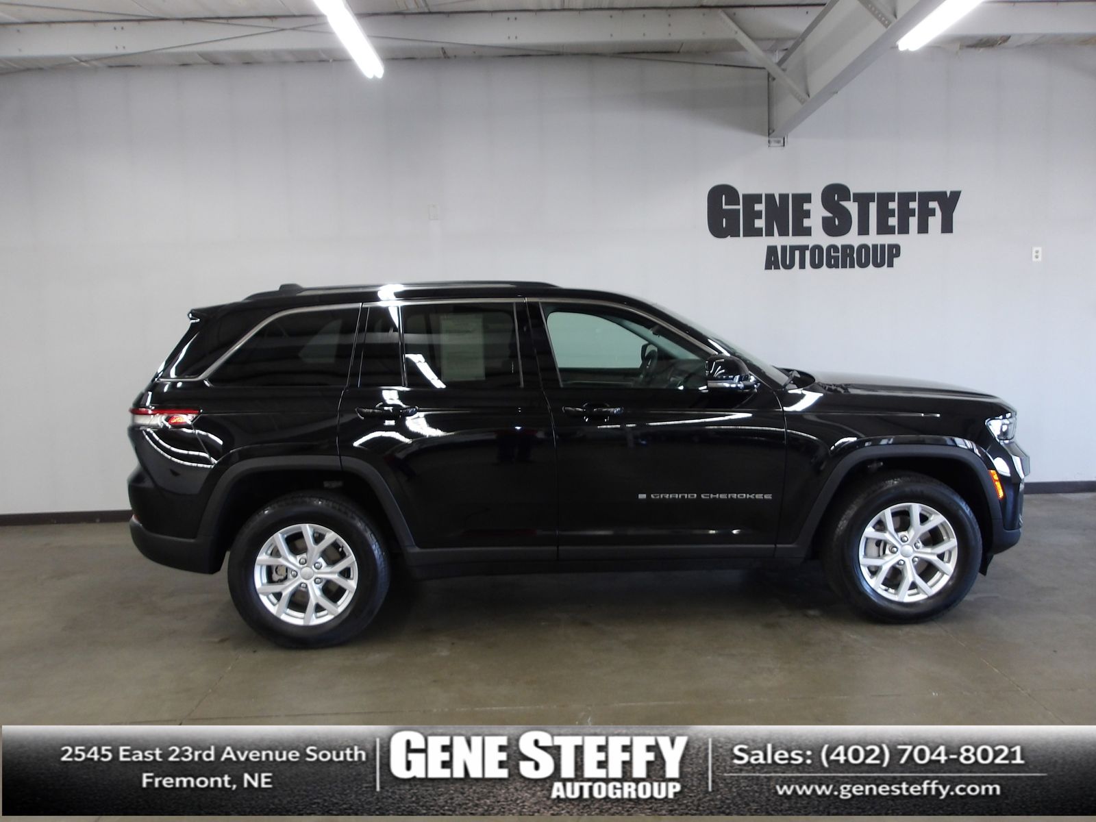 Diamond Black Crystal Pearlcoat 2024 Jeep Grand Cherokee SUV / Crossover Four-Wheel Drive 8-Speed Automatic