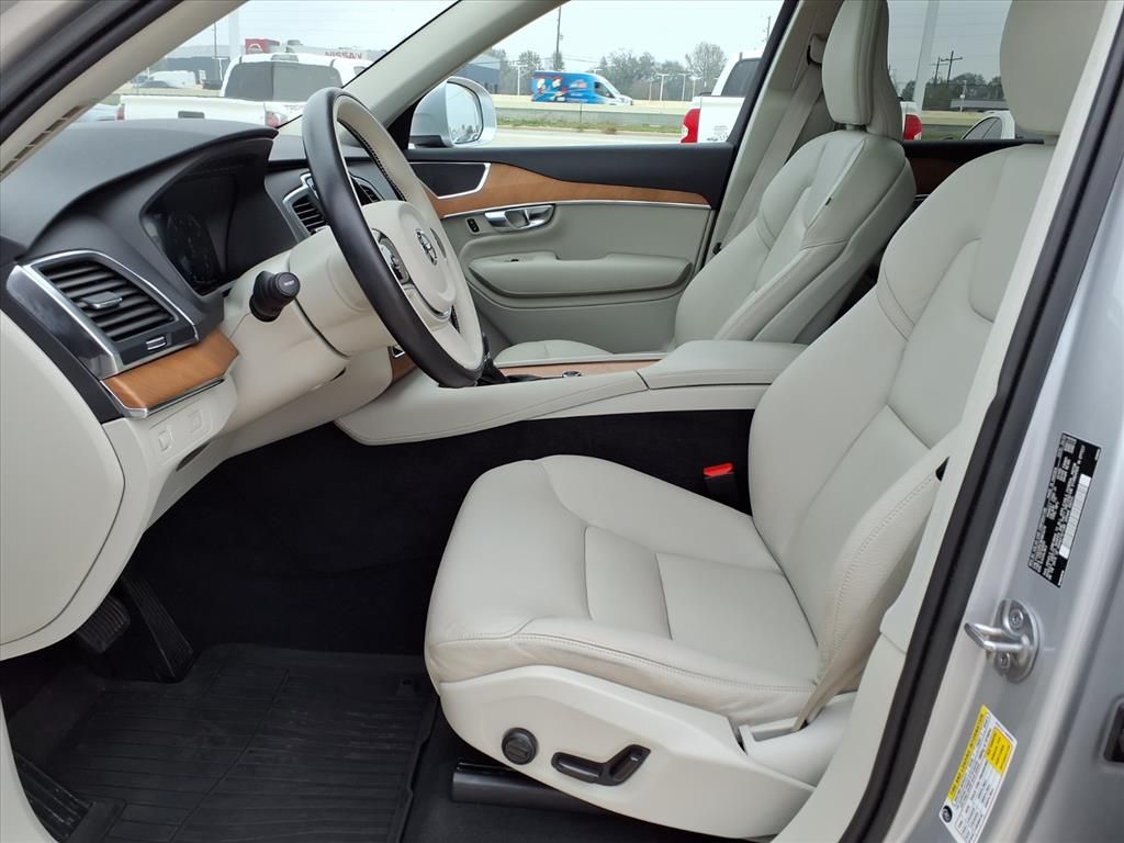 2022 Volvo XC90 T6 Momentum Silver at DeMontrond Auto Country