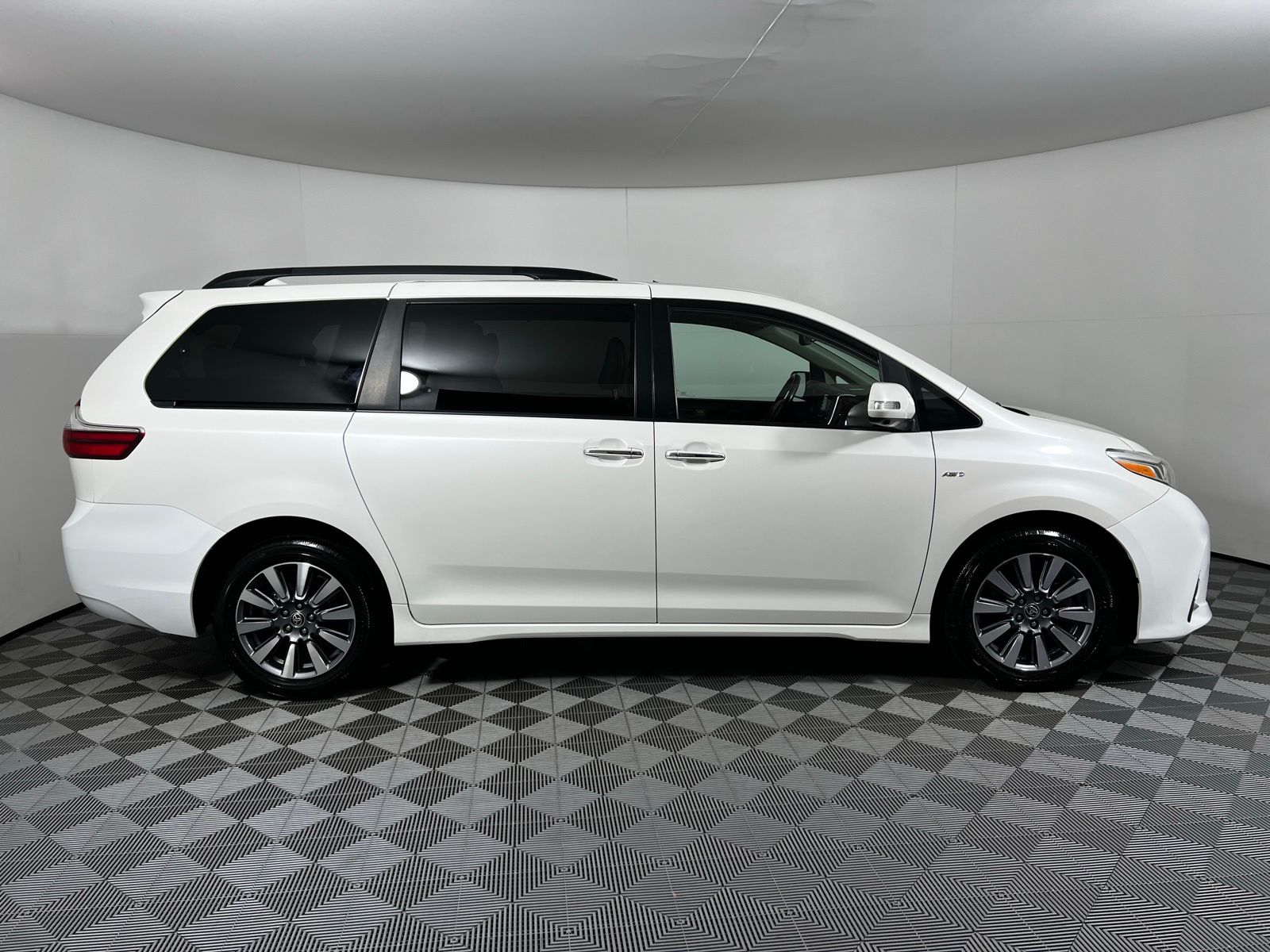 Thumbnail: 2020 Toyota Sienna - 4