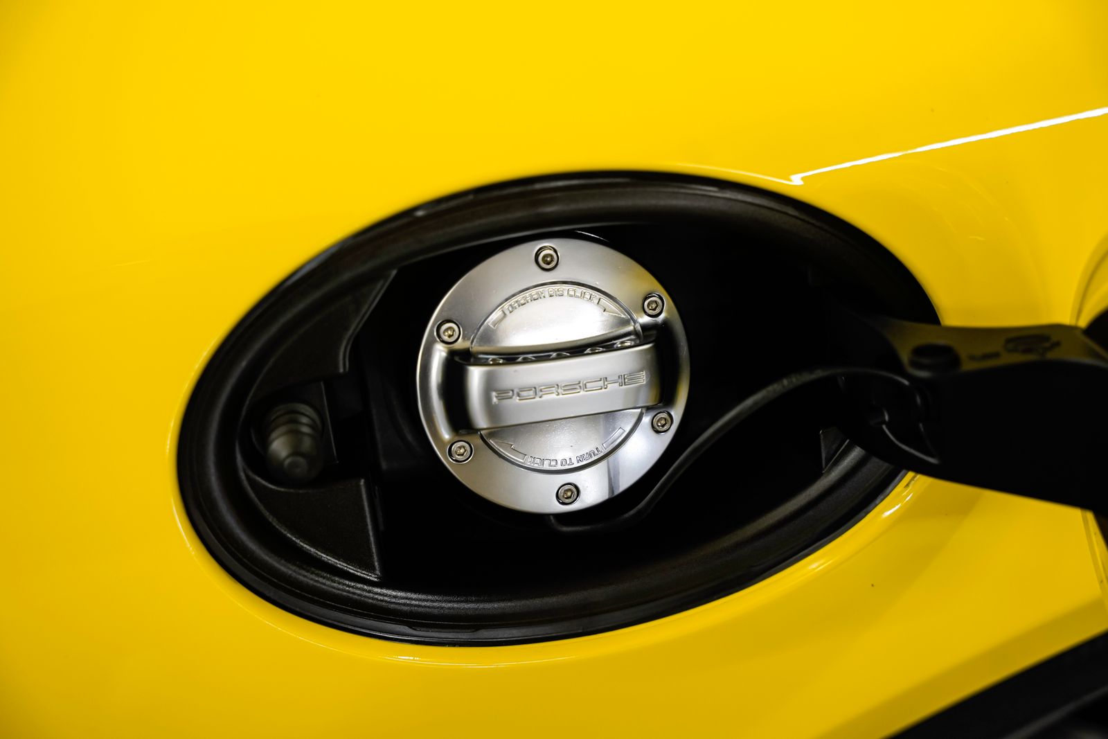 2016 Porsche Cayman GT4 — photo 38