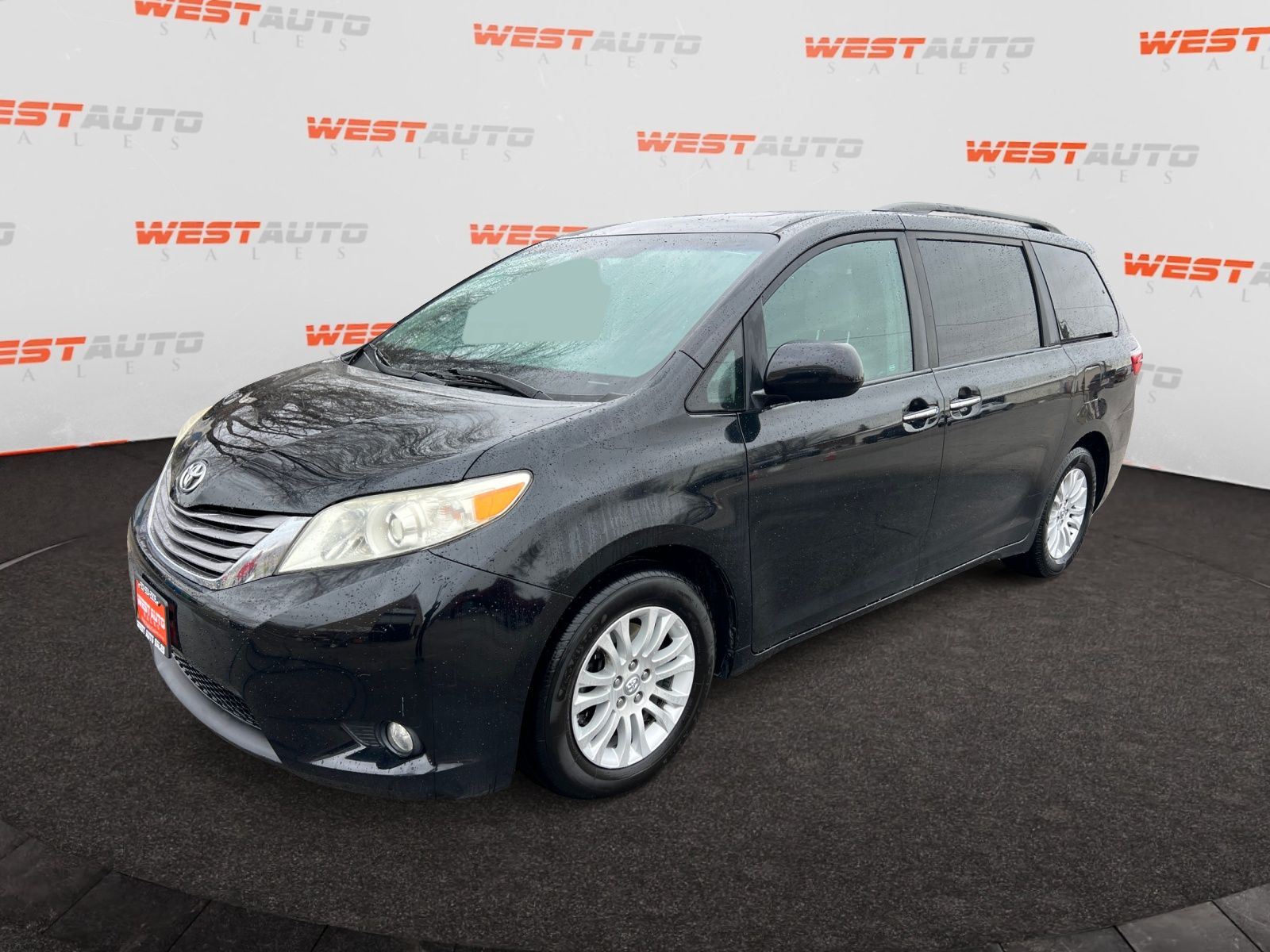 2017 Toyota Sienna XLE Premium 8-Passenger FWD
