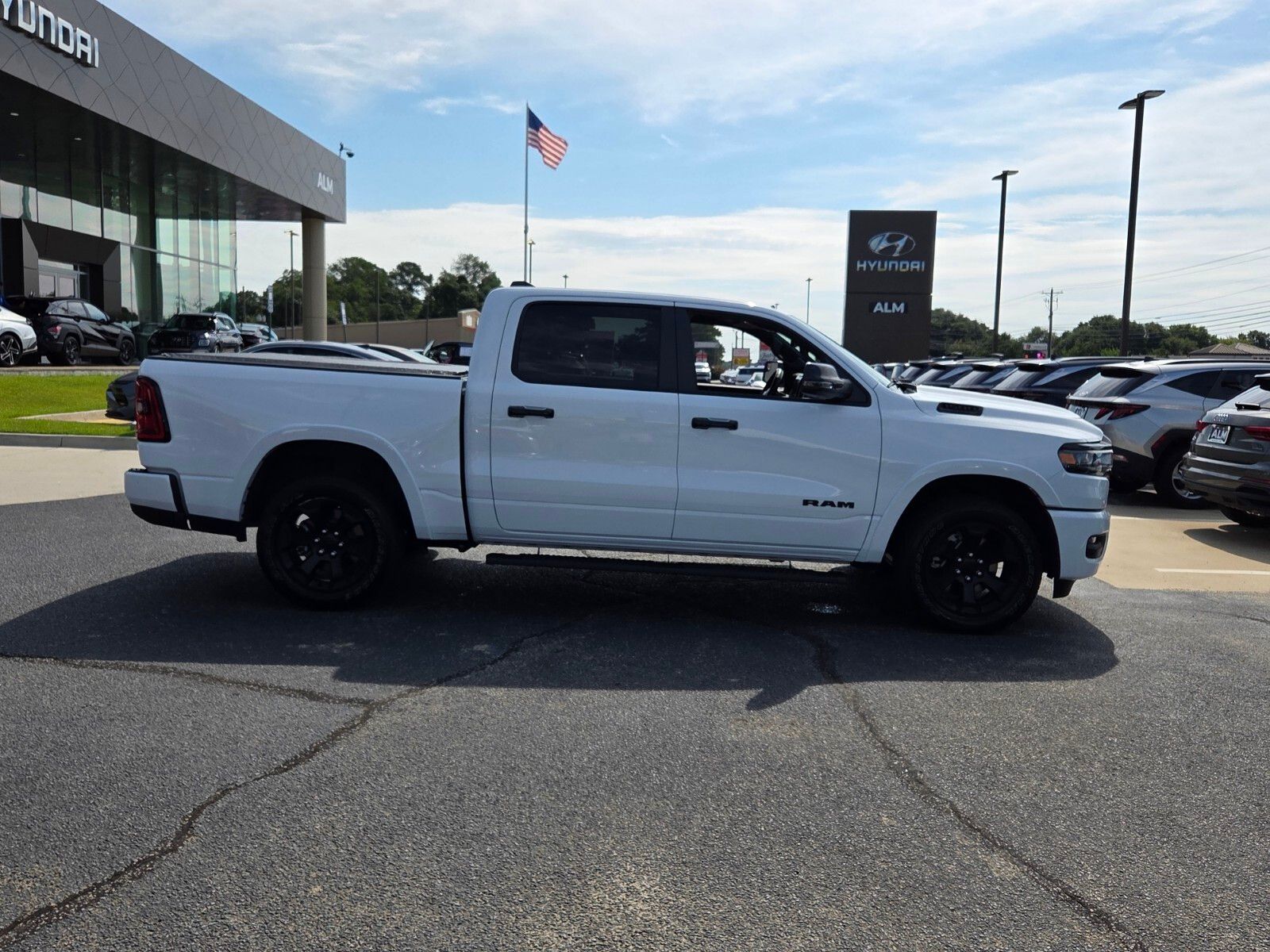 Used 2025 White Ram Big Horn/Lone Star image 15