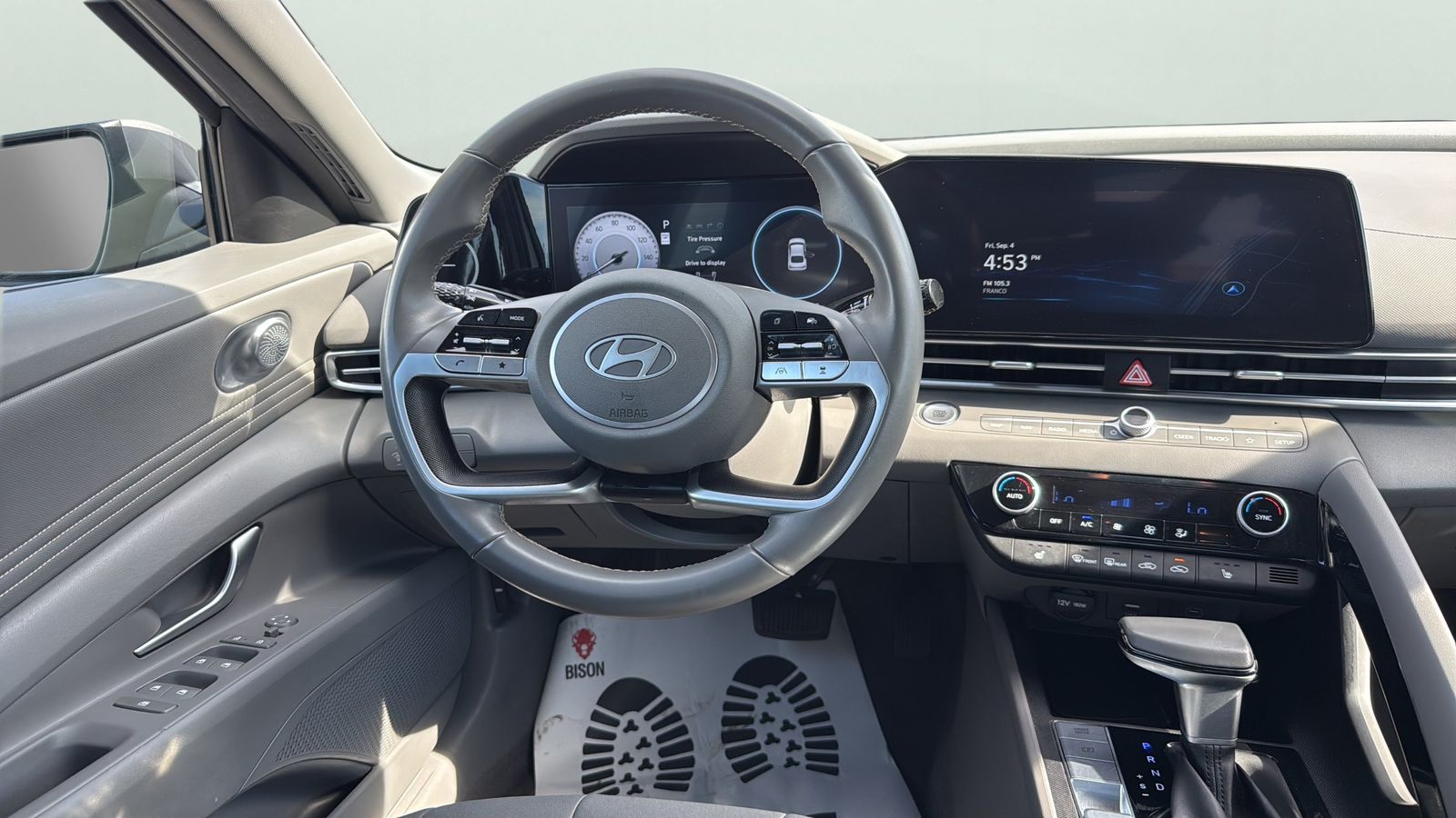 Used 2025 Gray Hyundai SEL Convenience image 12