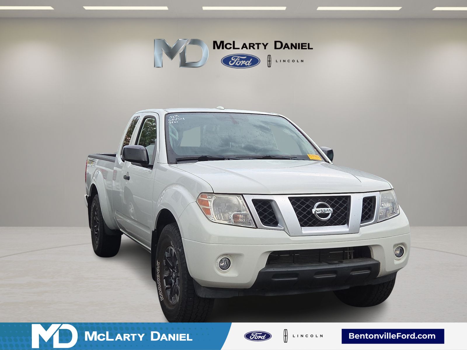 Glacier White 2017 Nissan Frontier Pickup Truck 4X2 5-Speed Automatic Overdrive