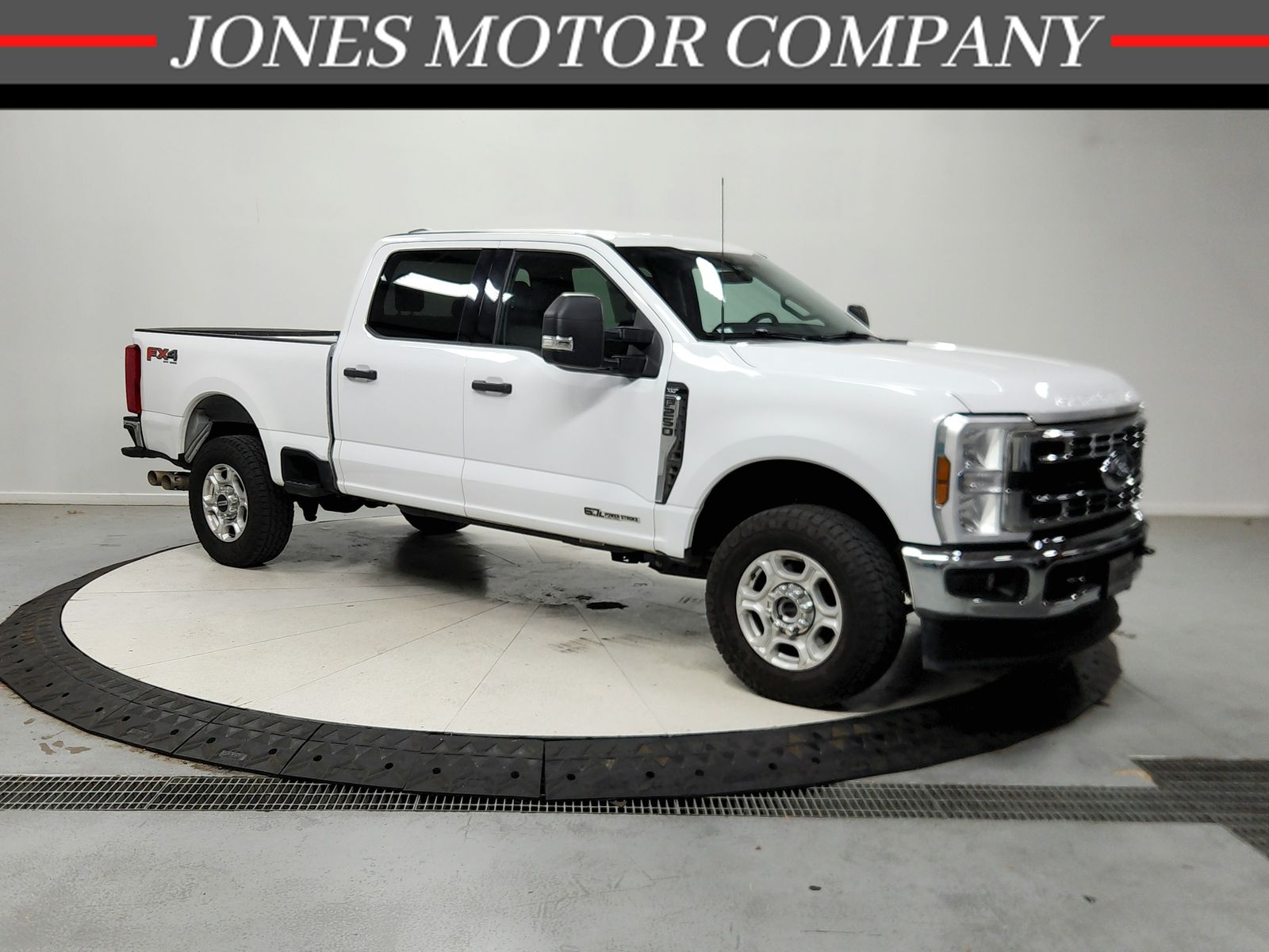 Oxford White 2025 Ford F-250 Super Duty Pickup Truck Four-Wheel Drive Automatic