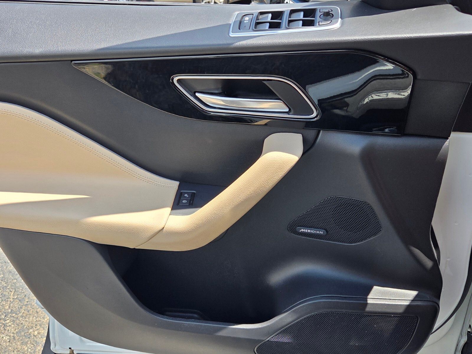 Used 2019  Jaguar 25t image 30