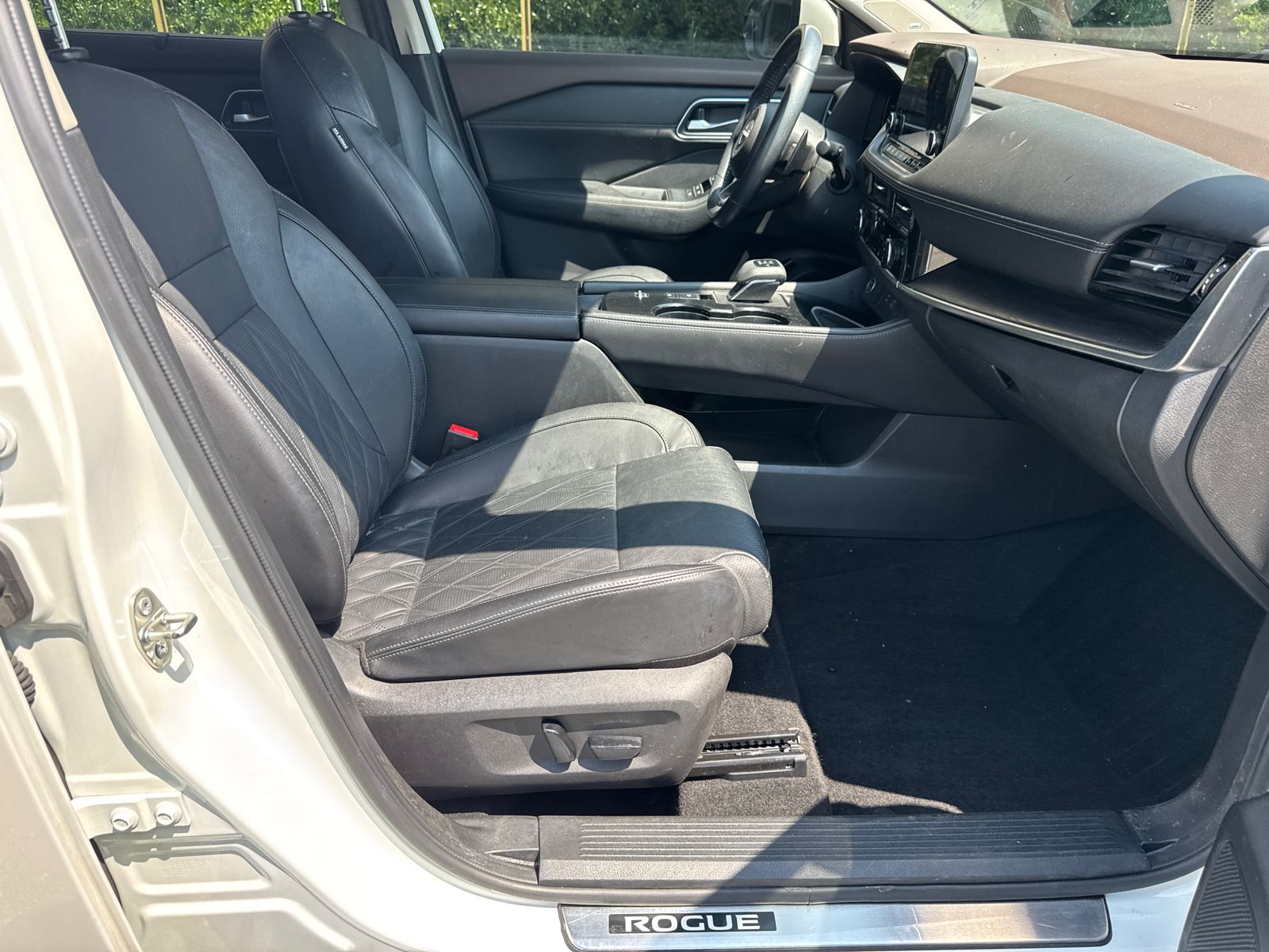 Used 2022 White Nissan Platinum image 13
