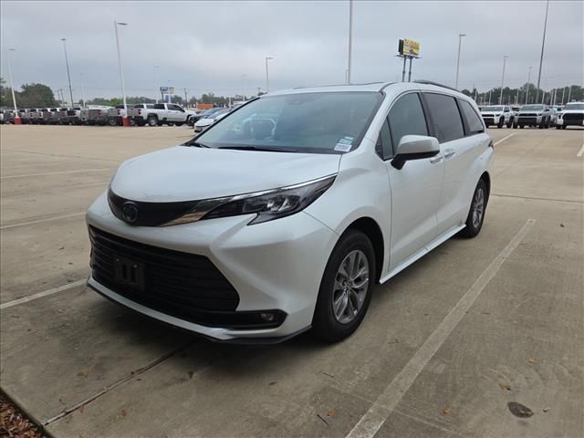 2025 Toyota Sienna XLE  at Gullo Toyota