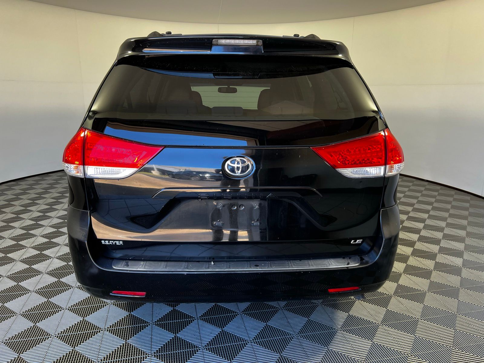 Thumbnail: 2013 Toyota Sienna - 6