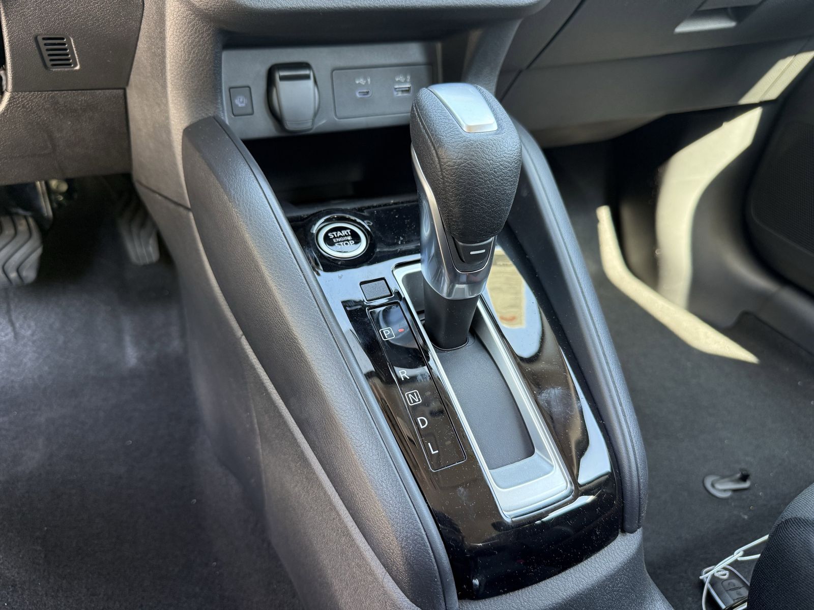 2025 Nissan Versa 1.6 SR photo 9