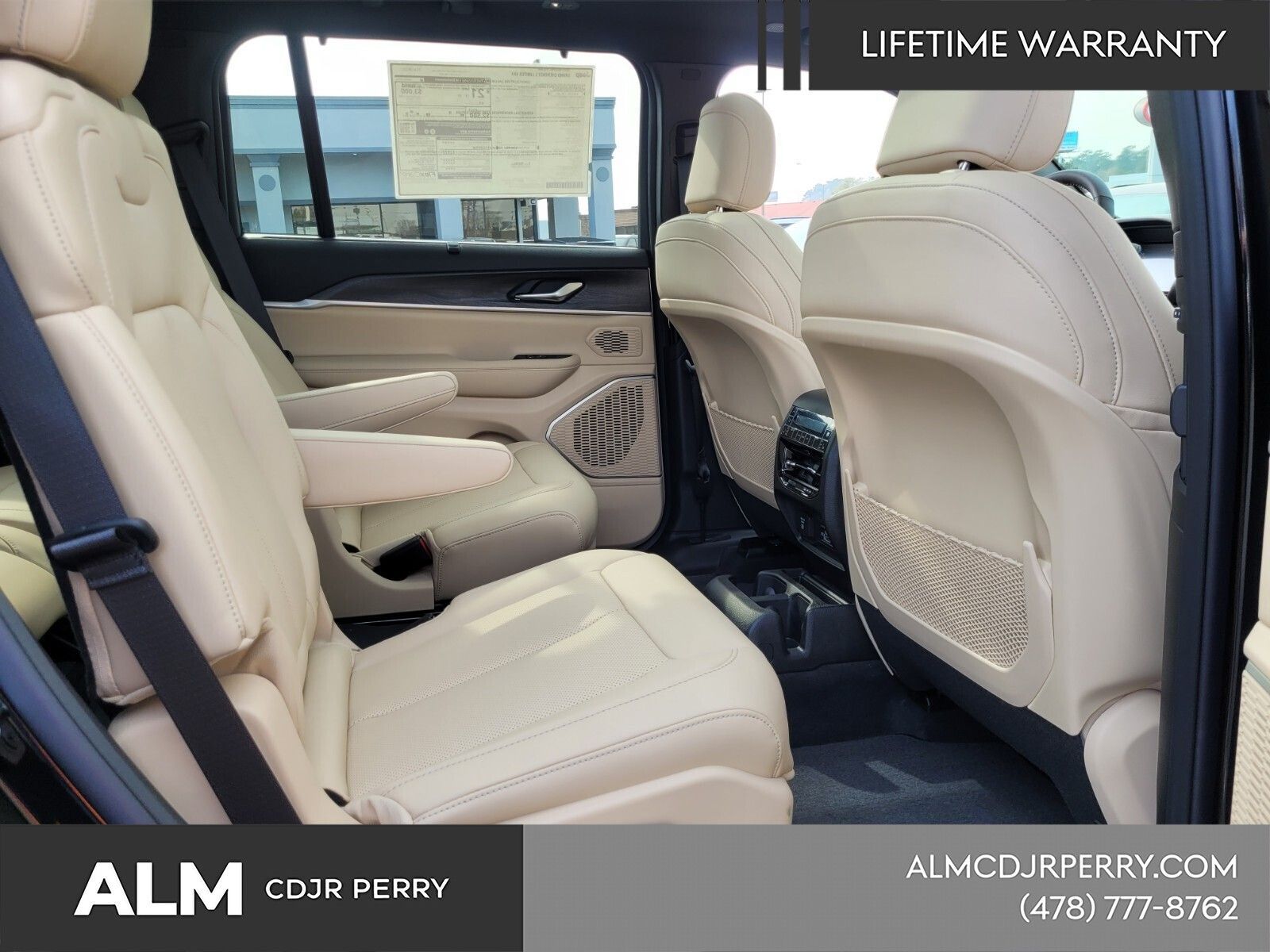 New 2025 Diamond Black Crystal Pearl-Coat Exterior Paint Jeep Limited image 15