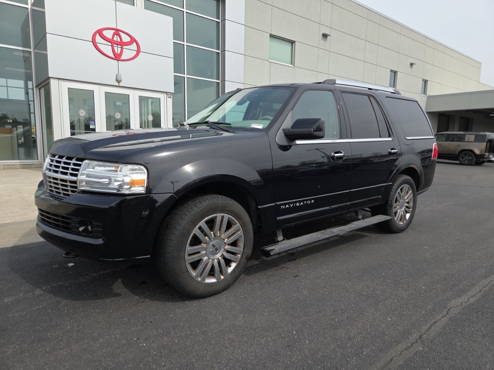 used 2009 Lincoln Navigator car, priced at $6,900