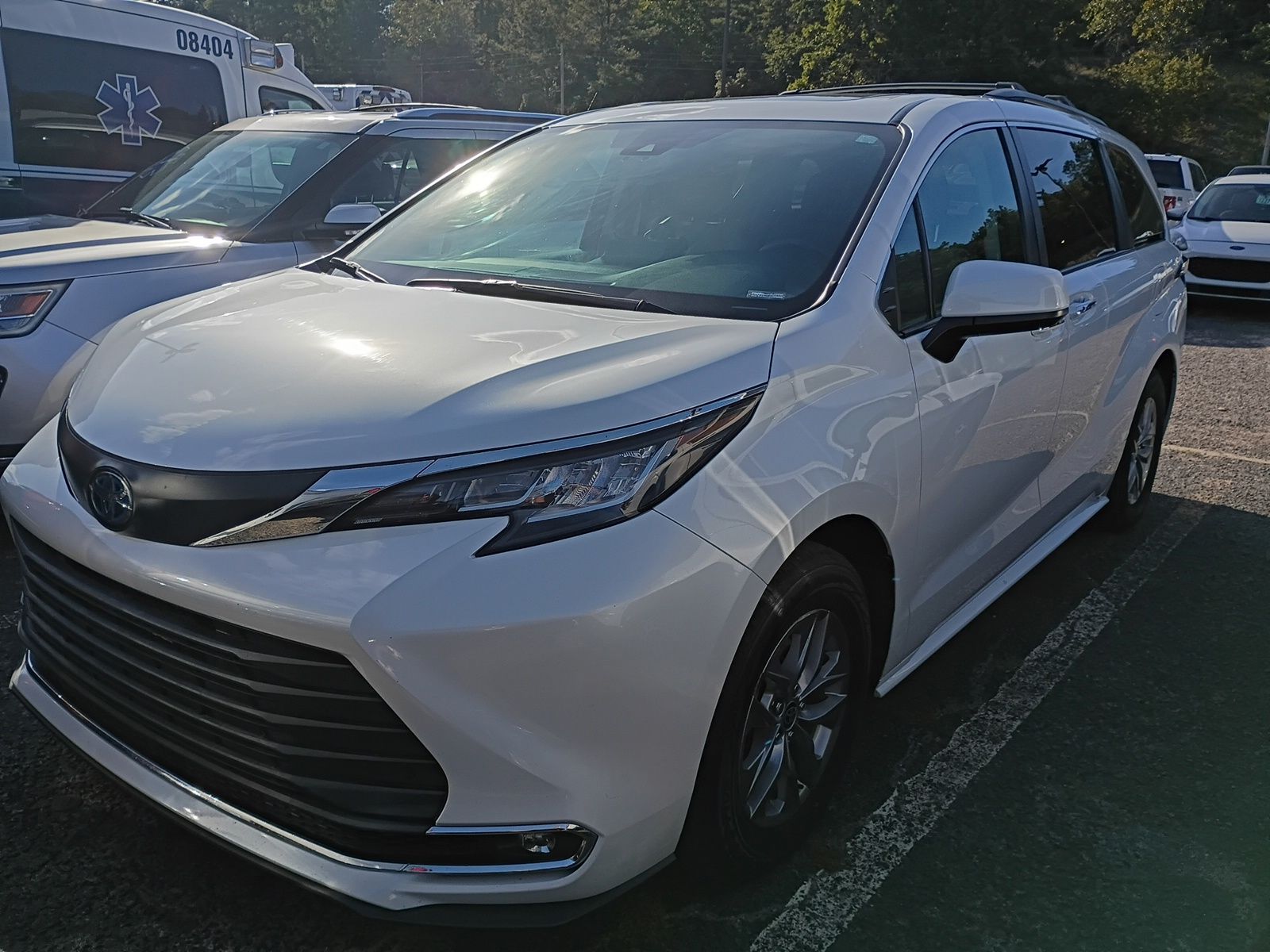 Pearl 2022 Toyota Sienna Minivan Front-Wheel Drive Continuously Variable Transmission