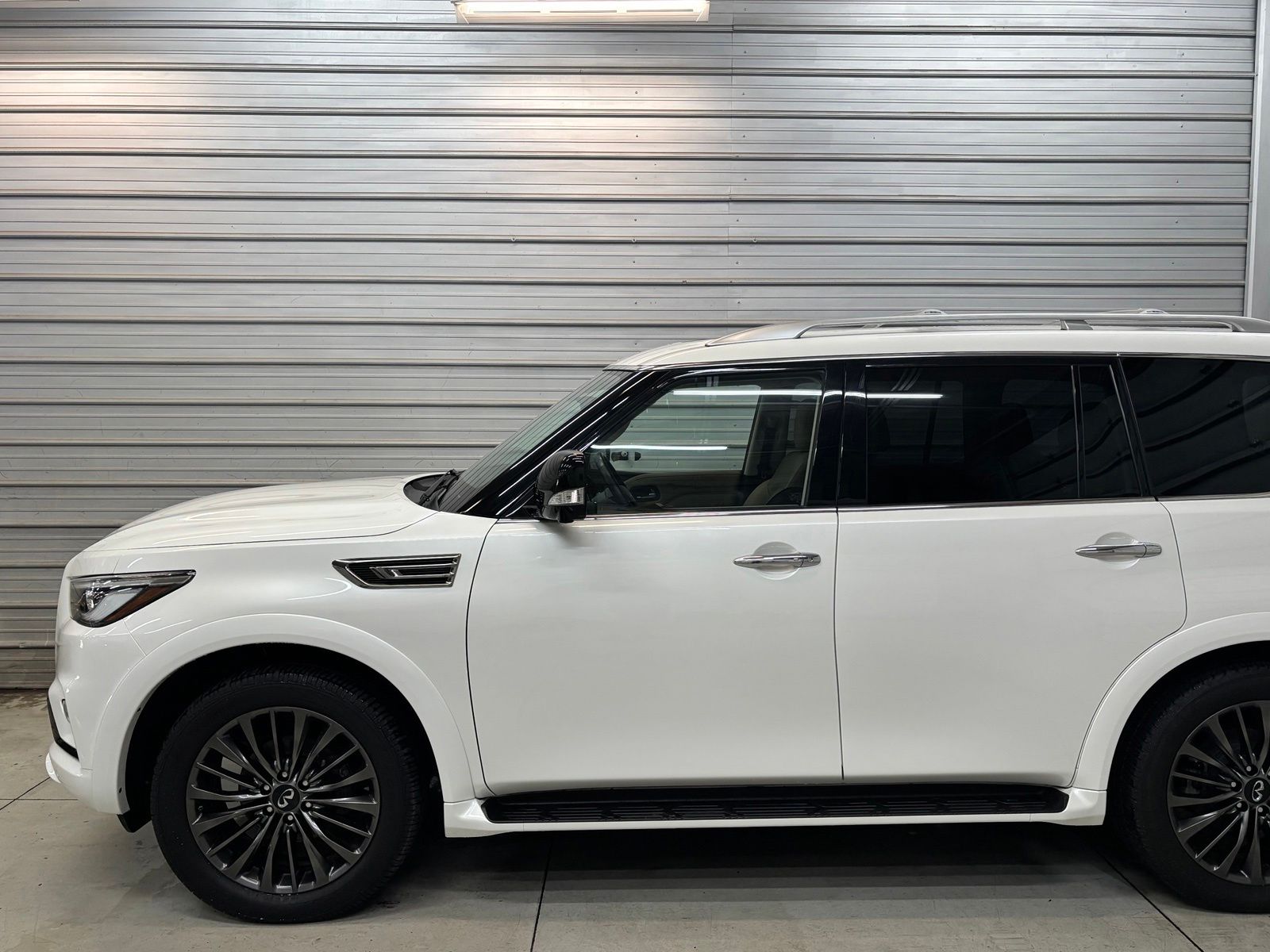 Photo 3 of 2023 INFINITI QX80 Premium Select