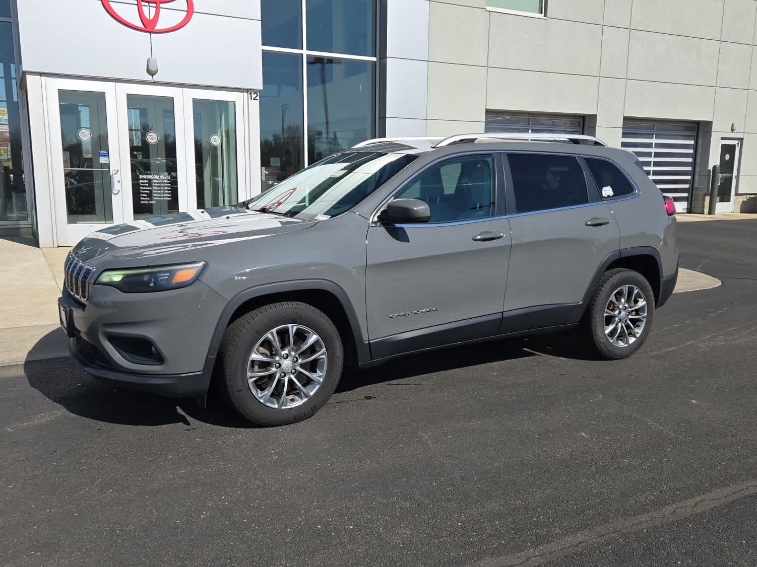 used 2020 Jeep Cherokee car, priced at $11,035