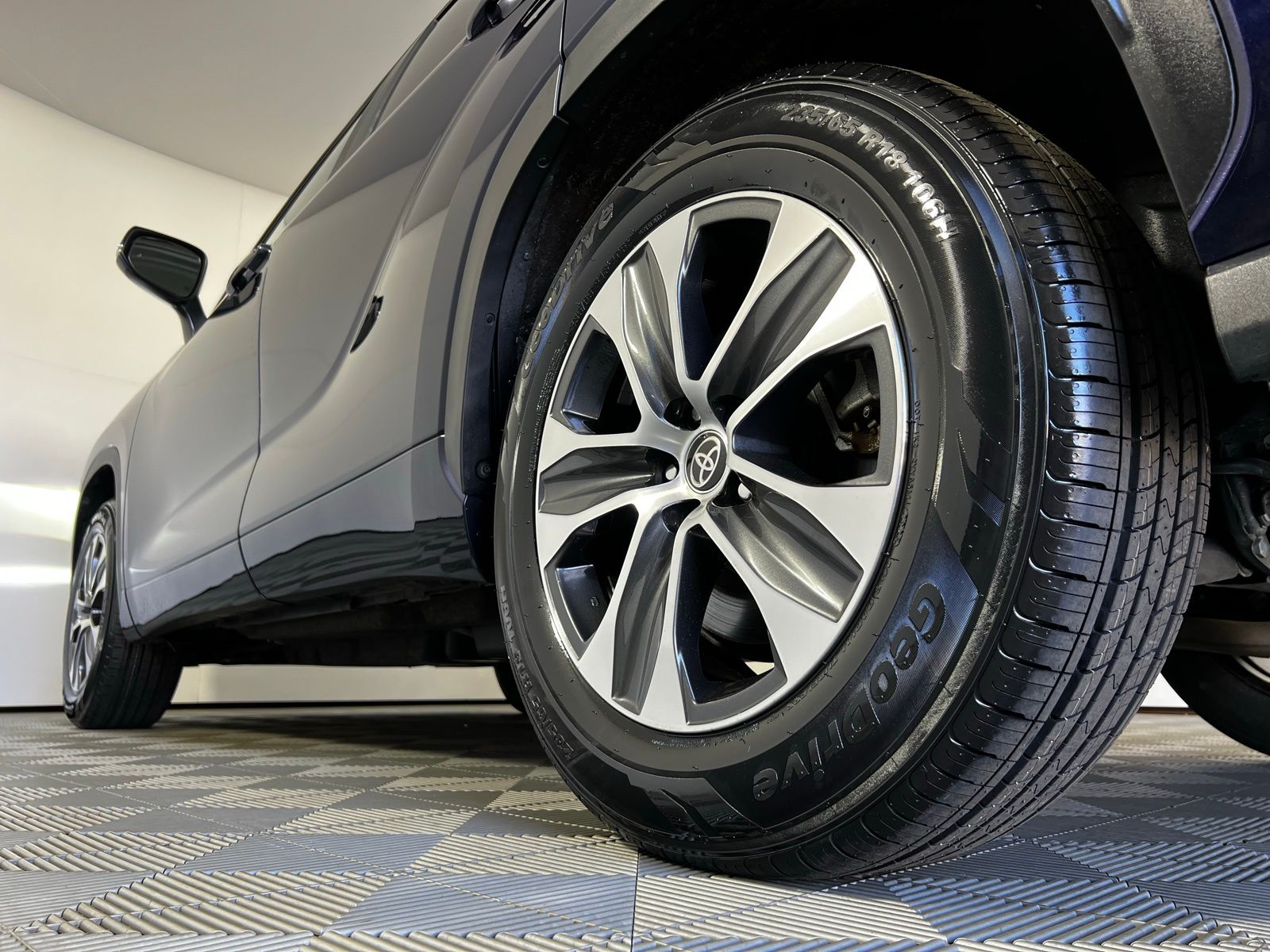 Thumbnail: 2023 Toyota Highlander - 27