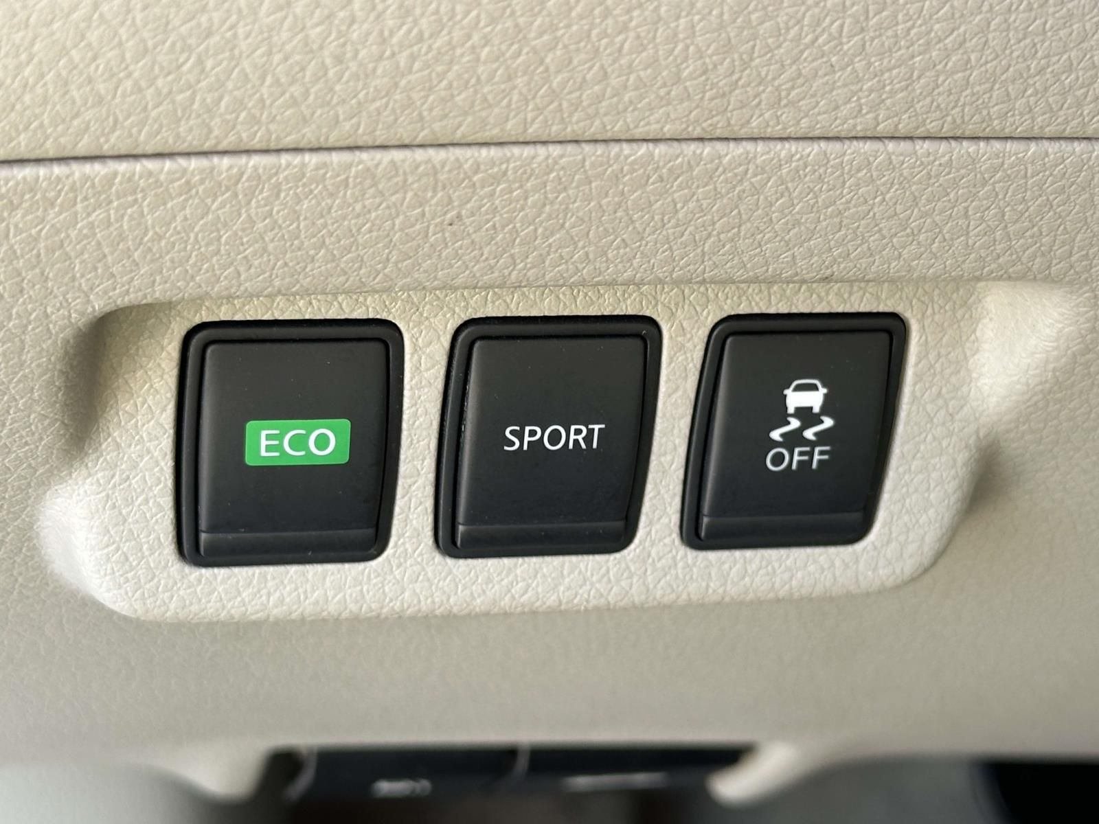 Used 2014 White Nissan S image 19
