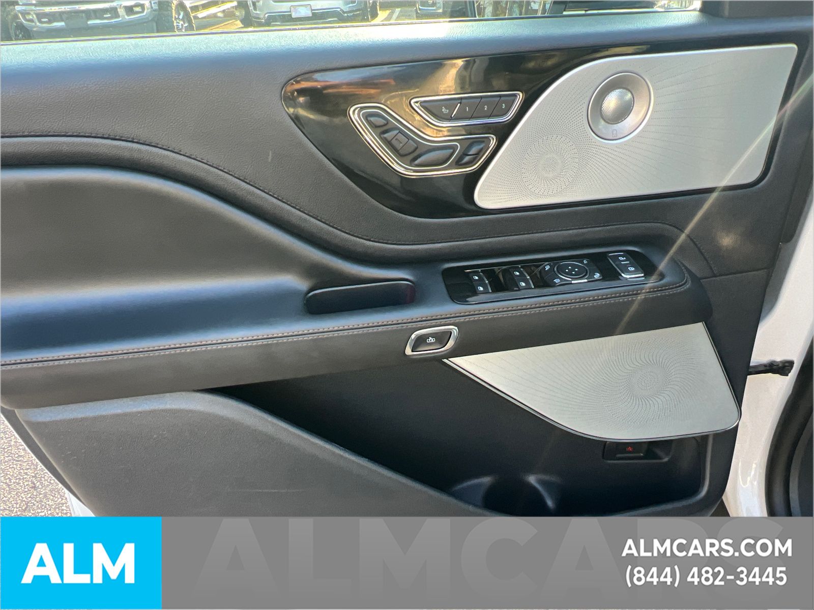 Used 2025 White Lincoln Reserve image 11