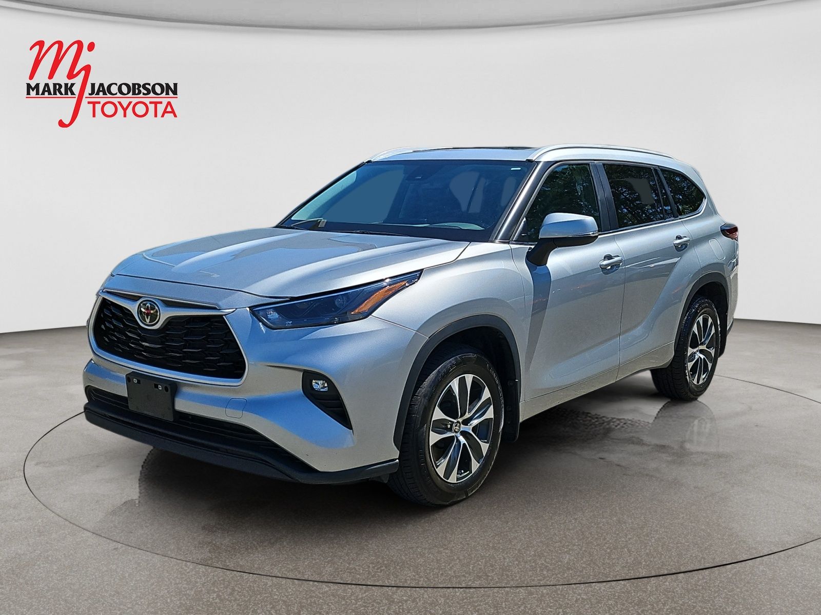 Celestial Silver Metallic 2024 Toyota Highlander XLE AWD SUV / Crossover All-Wheel Drive 8-Speed Automatic