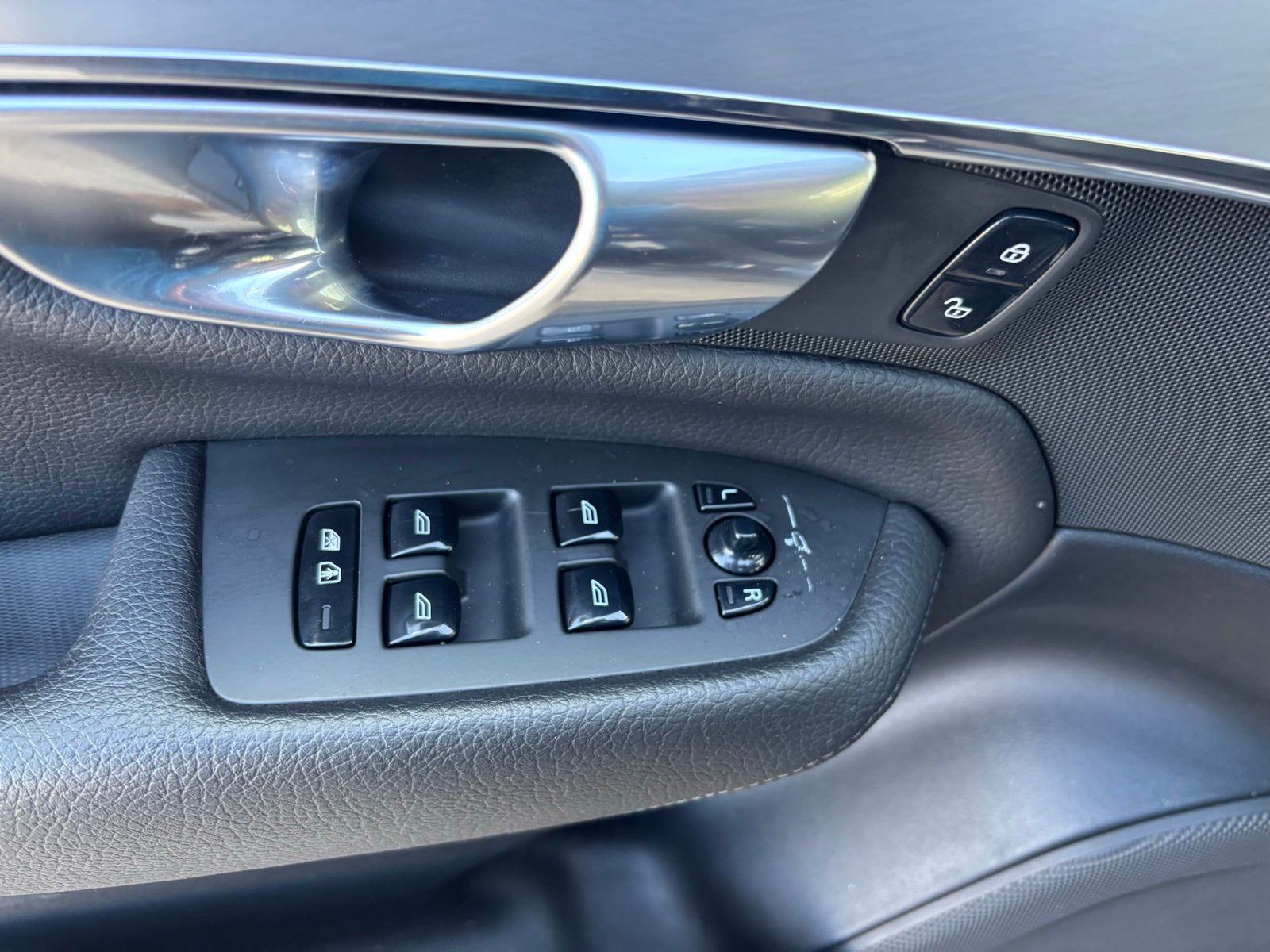 Used Car 2017 Volvo Xc90  T6 Momentum For Sale Under $20,000 In Austin, Texas