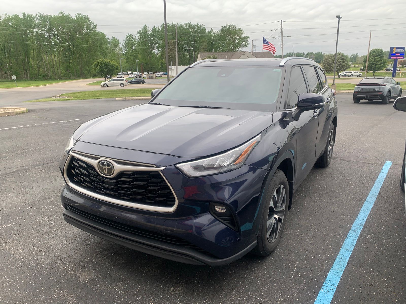 View vehicle photo 2