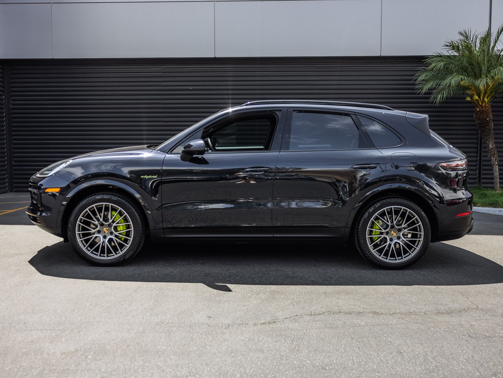 2023 Porsche Cayenne Platinum Edition E-Hybrid's photo