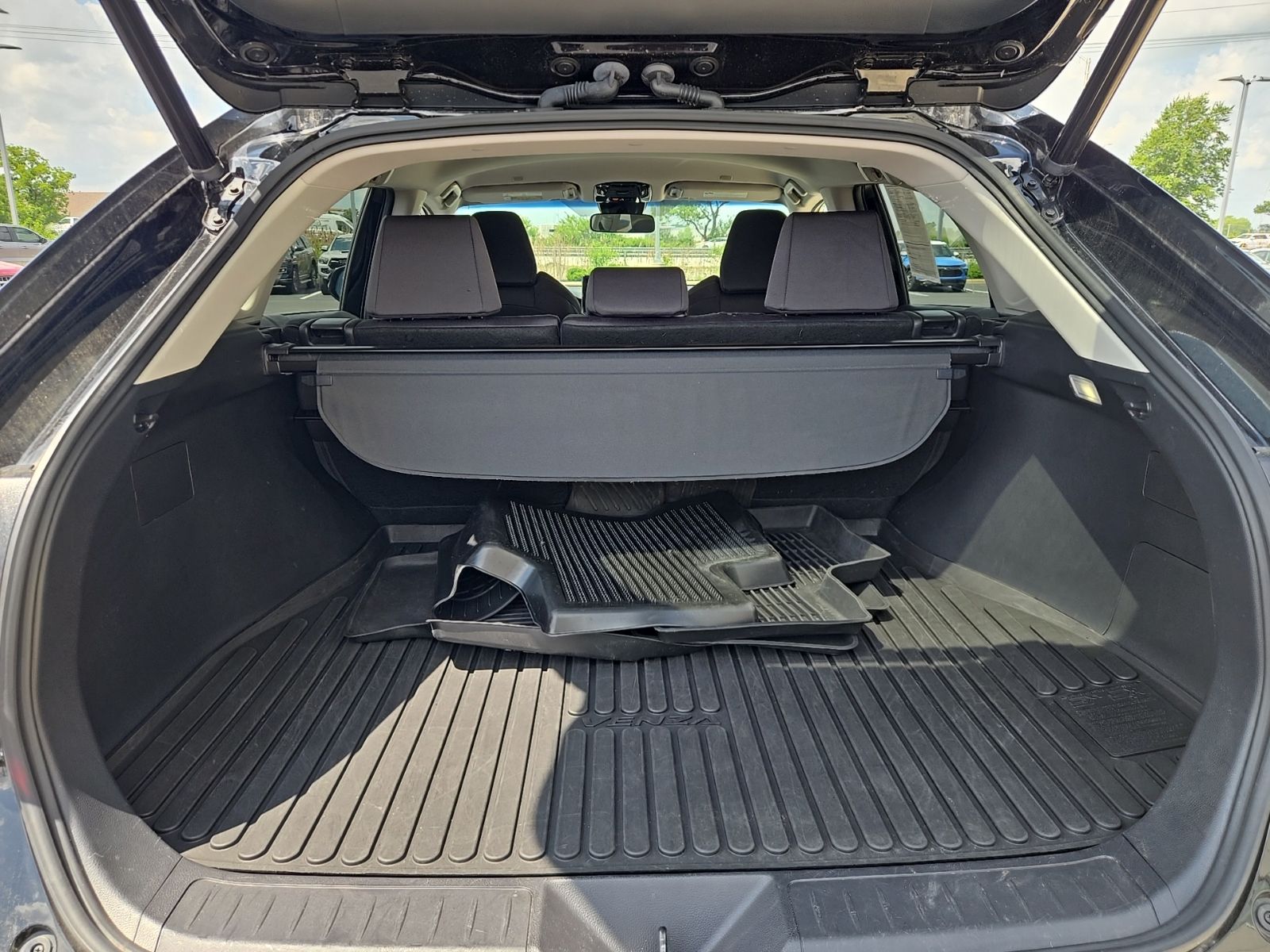 2023 Toyota Venza LE - Photo 15
