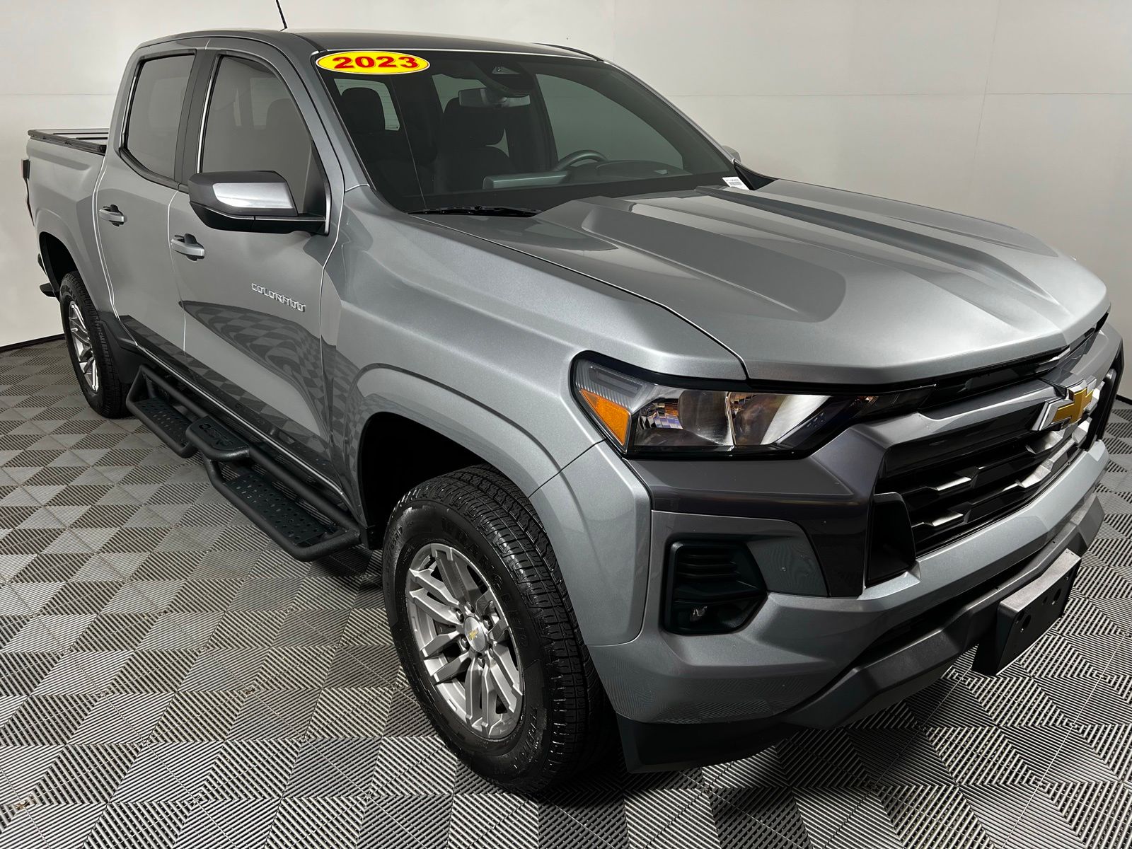 Thumbnail: 2023 Chevrolet Colorado - 3