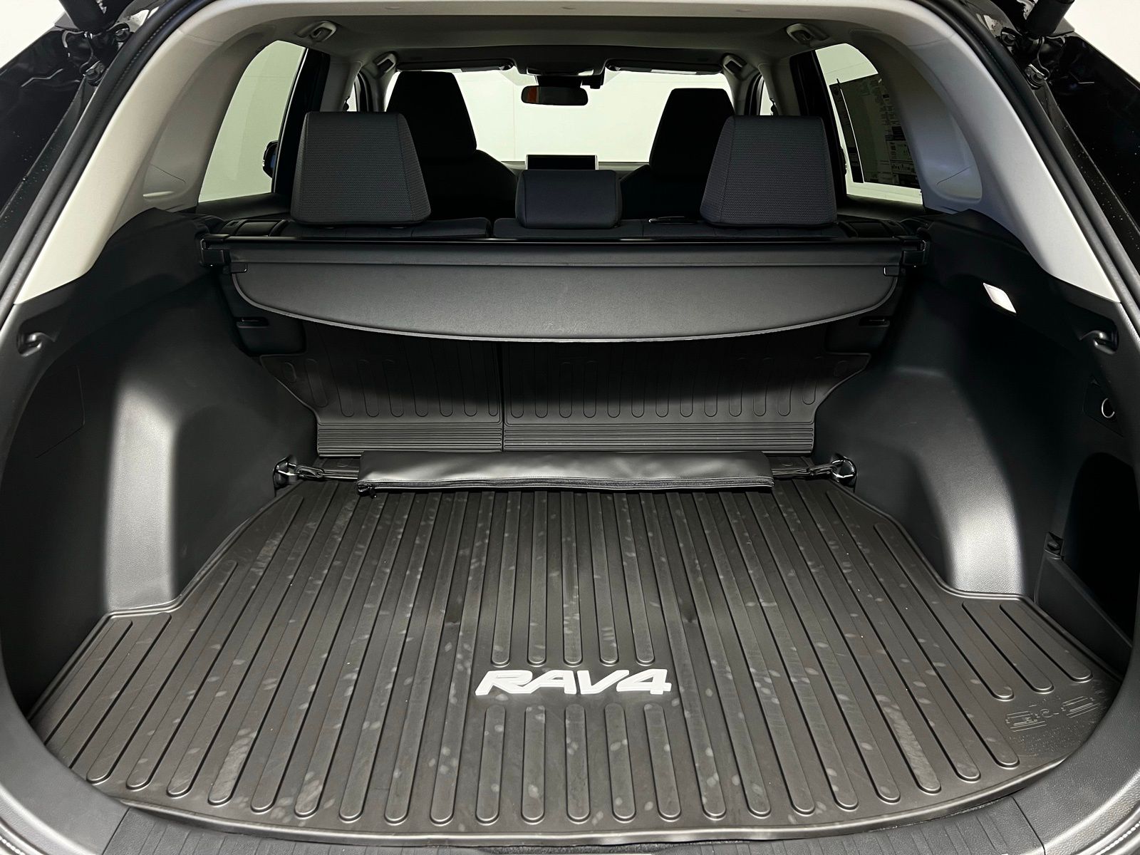 2025 Toyota RAV4 XLE 23