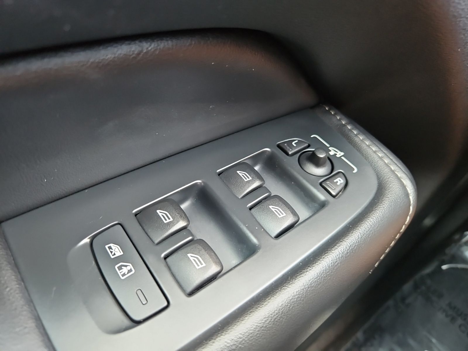 Used 2023 White Volvo B5 Ultimate Dark Theme image 22
