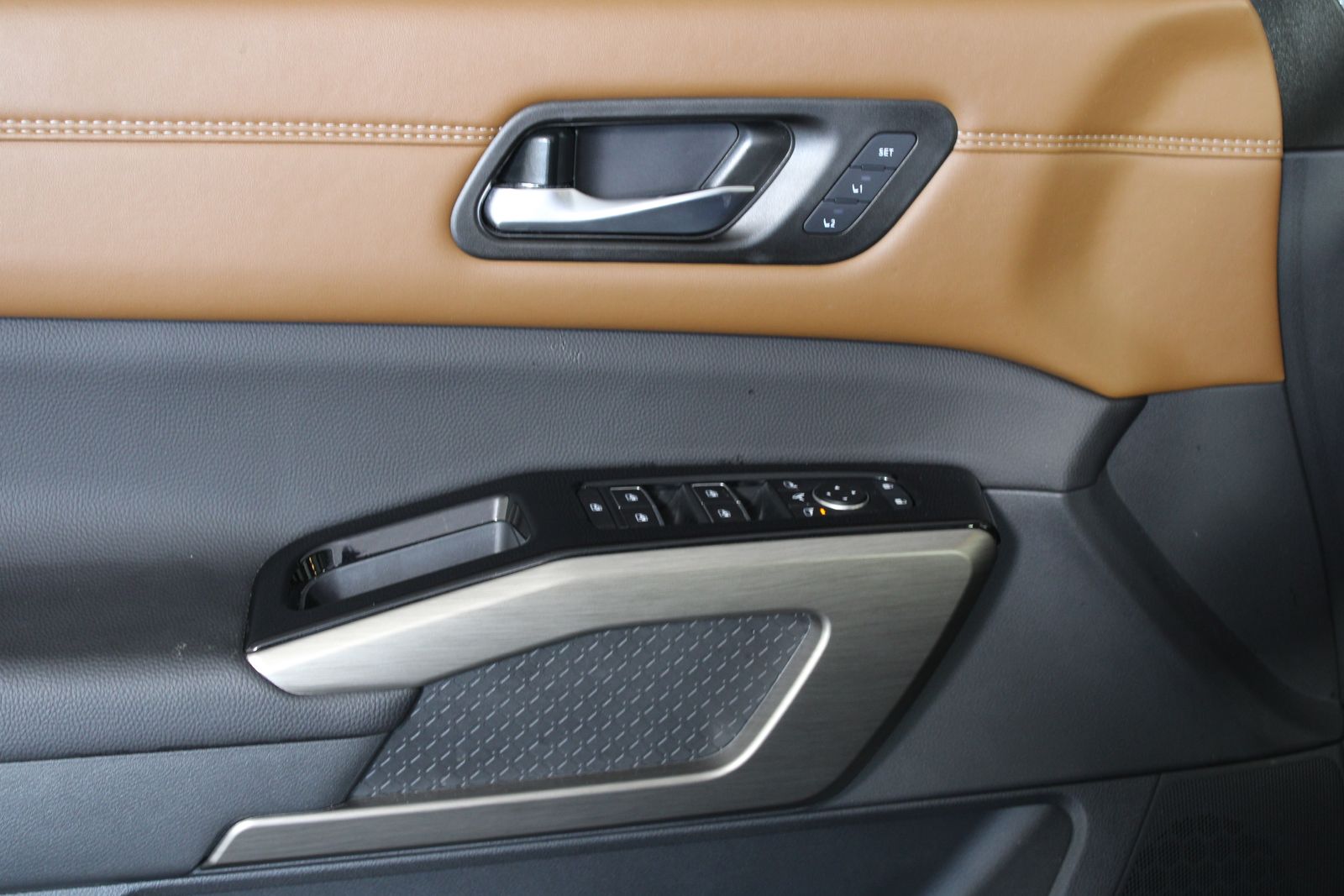 Used 2025 Gray Nissan Platinum image 15