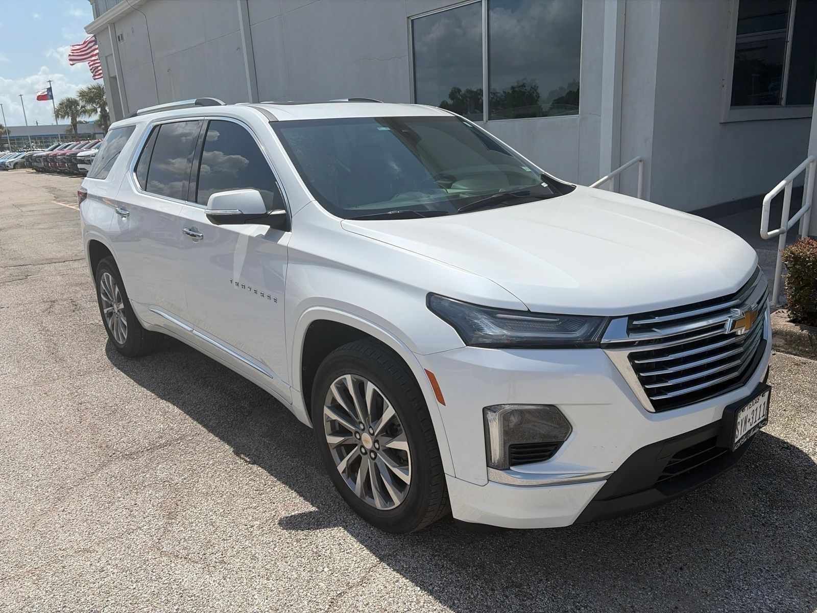 White (Iridescent Pearl Tricoat) 2023 Chevrolet Traverse SUV / Crossover Front-Wheel Drive 9-Speed Automatic