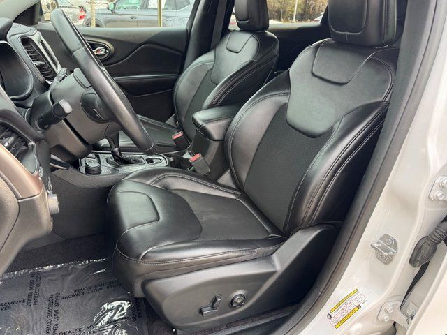 Used 2019 White Jeep Latitude Plus image 9