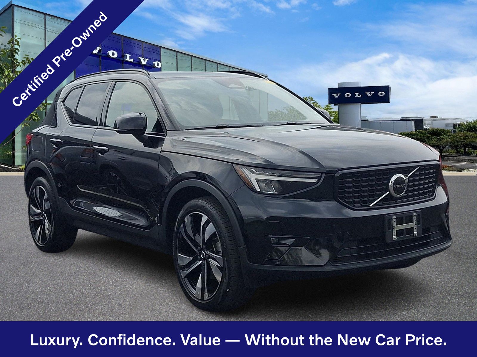 2023 Volvo XC40 B5 Plus Dark Theme AWD