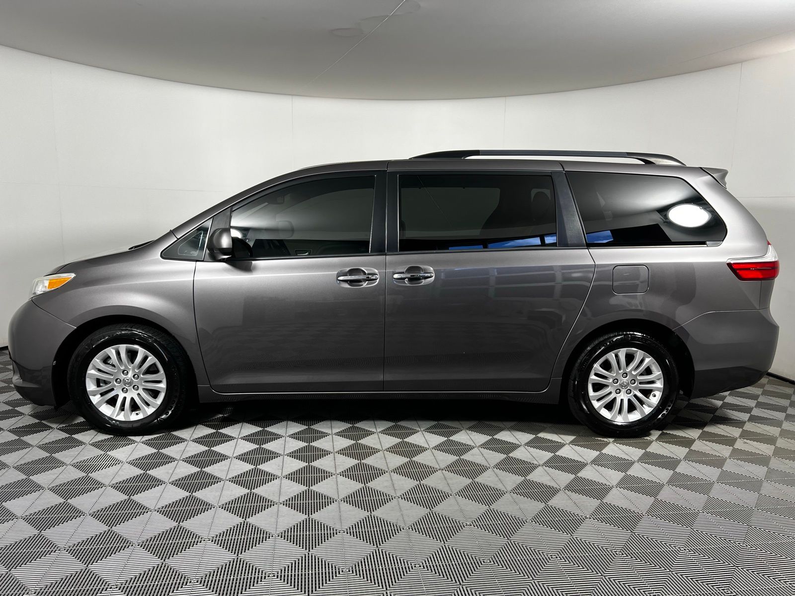 2016 Toyota Sienna XLE 8