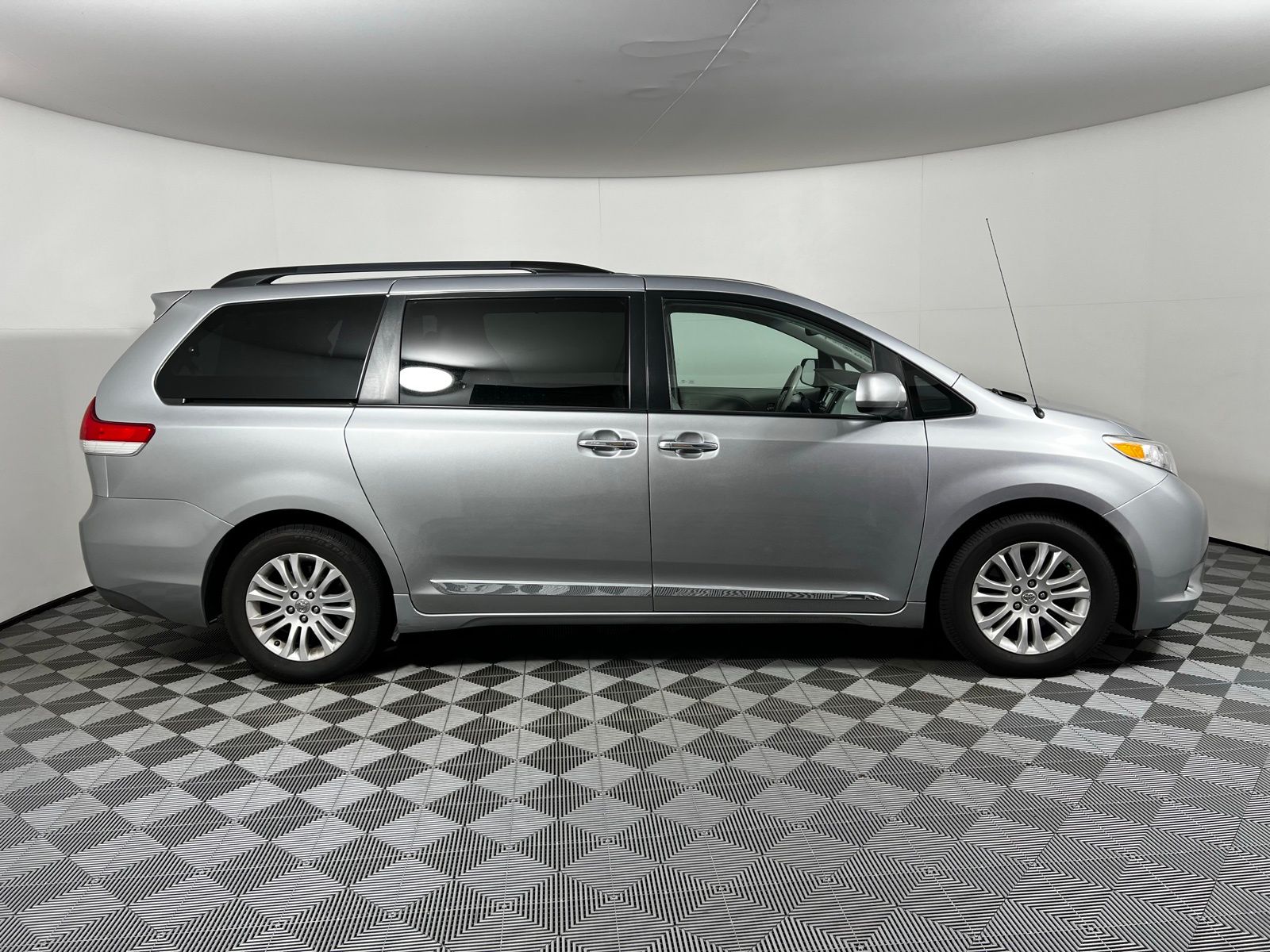 Thumbnail: 2014 Toyota Sienna - 4