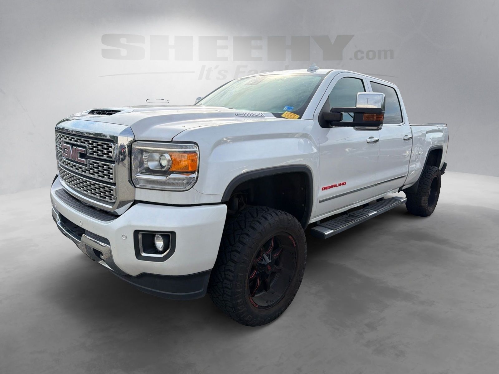 Used 2019 White GMC Denali image 2