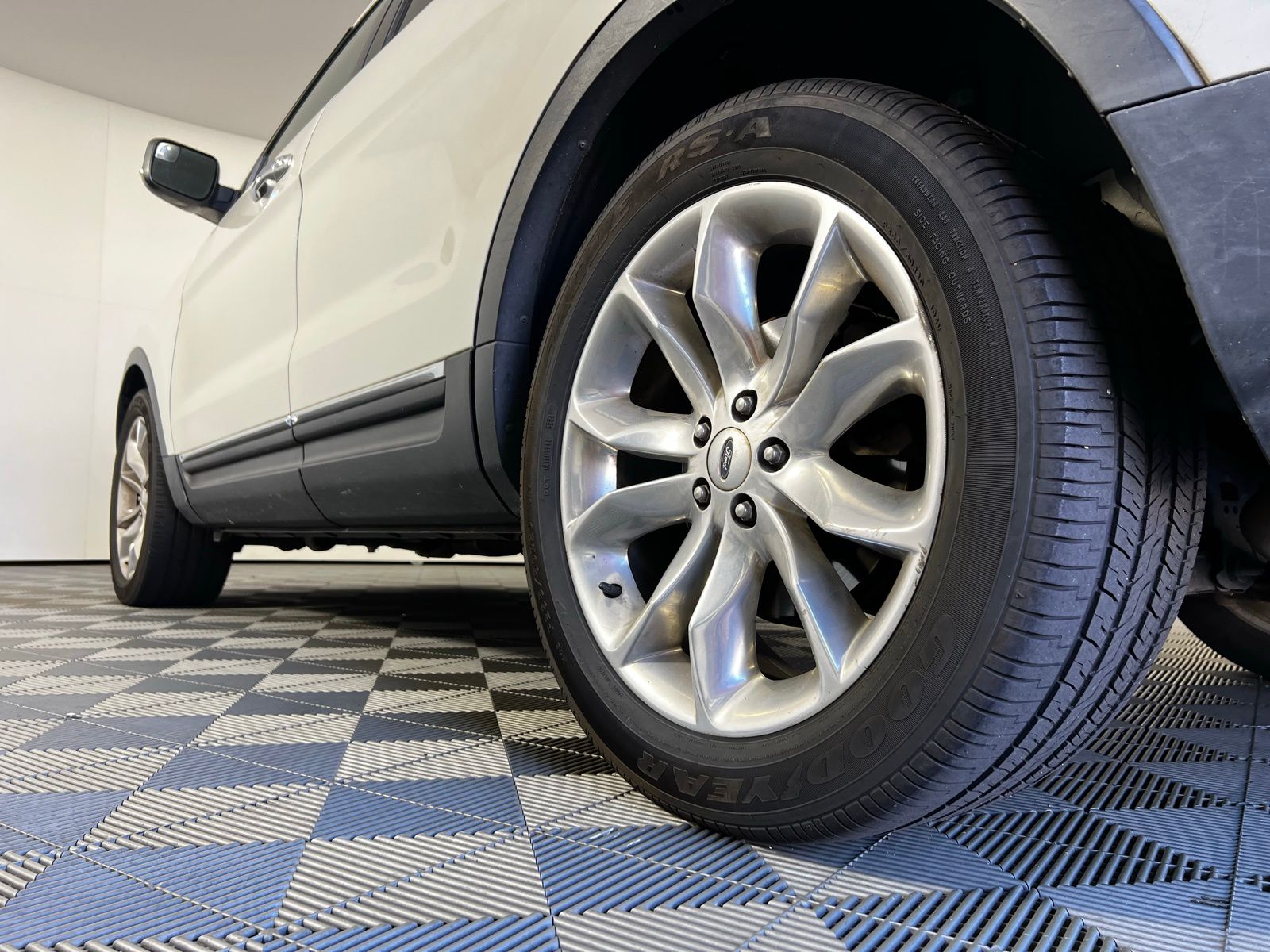 Thumbnail: 2012 Ford Explorer - 9