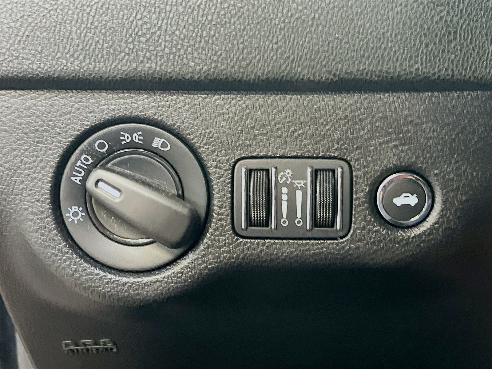 Used 2023 Black Dodge SXT image 10