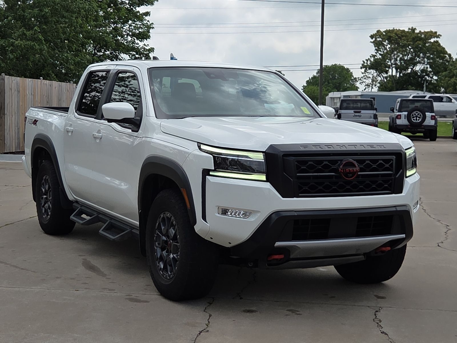 Glacier White 2024 Nissan Frontier PRO-4X Crew Cab 4WD Pickup Truck Four-Wheel Drive 9-Speed Automatic Overdrive