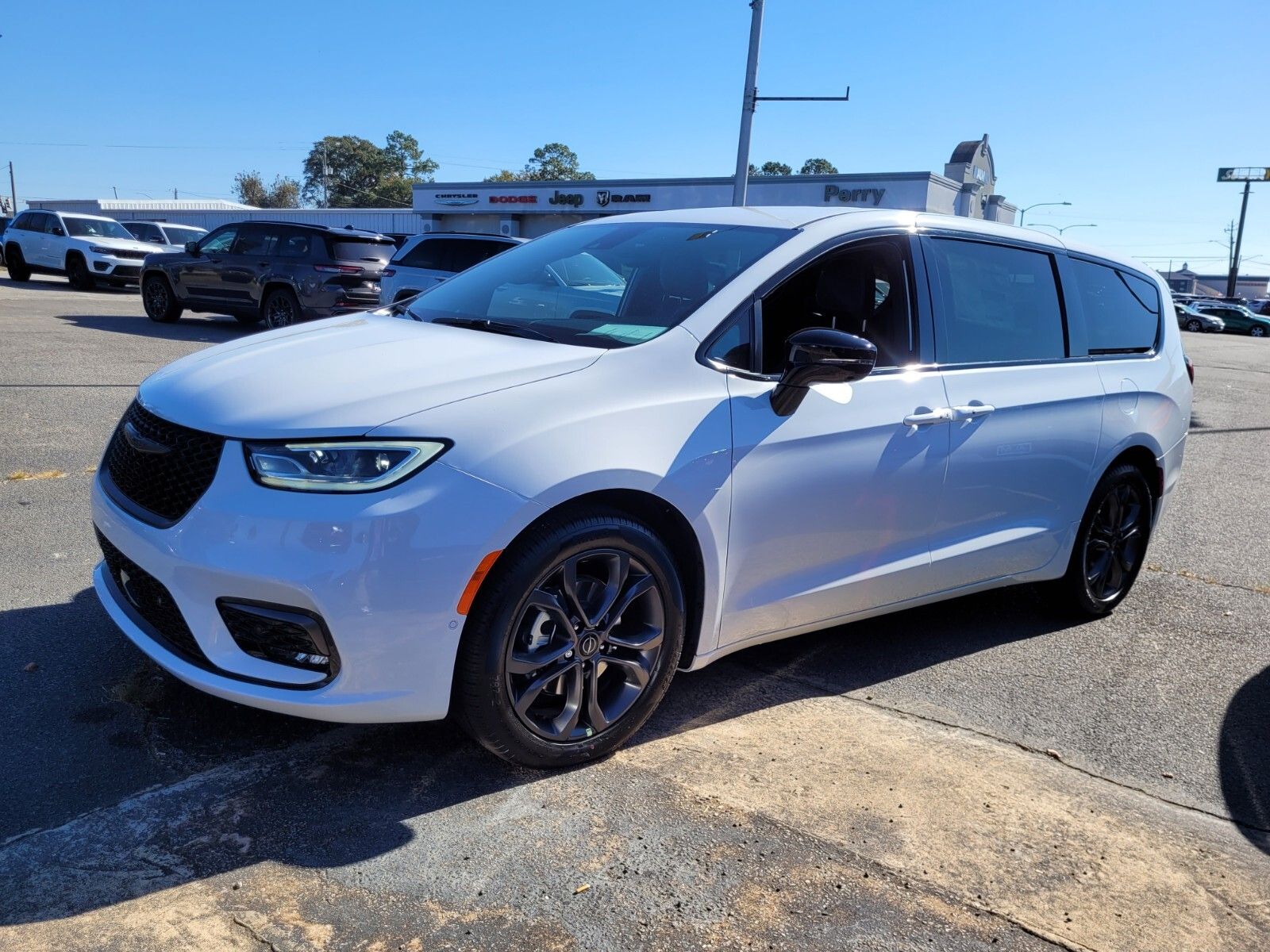 2026 Chrysler Pacifica Select's photo