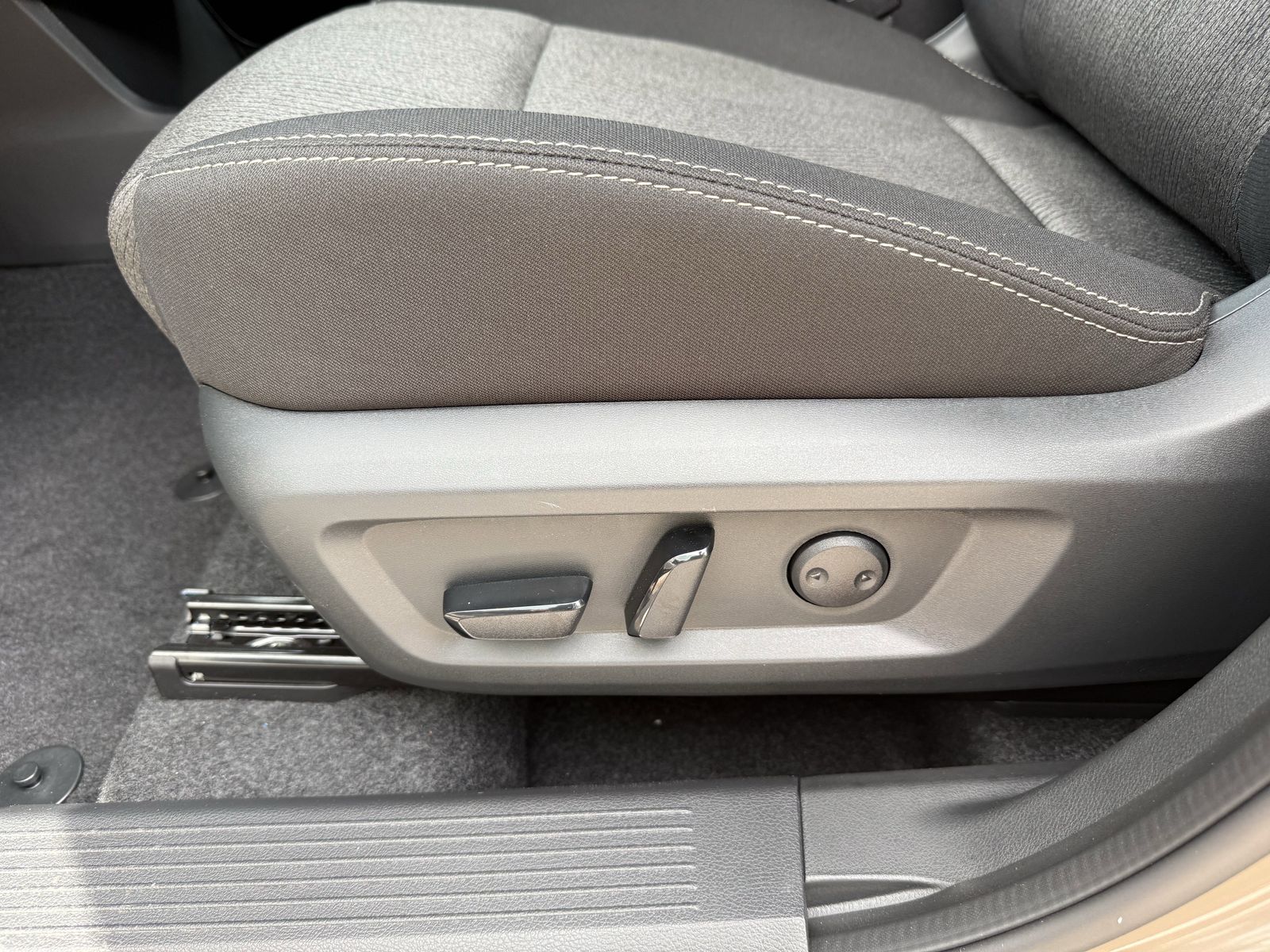 2025 Nissan Rogue SV photo 19
